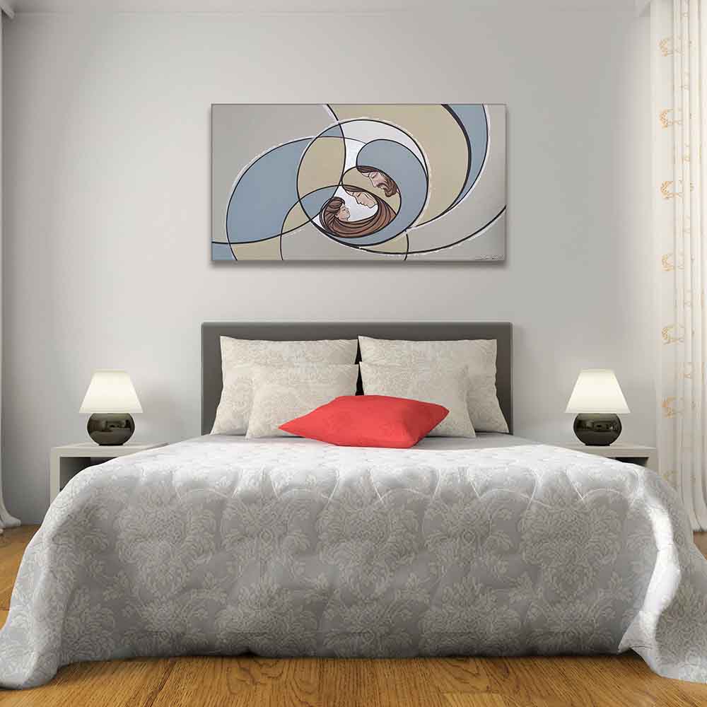 Quadro dipinto a mano con figure stilizzate e dettagli argentati, illuminato da riflessi di luce che ne esaltano l’eleganza e la profondità.