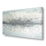 Quadro dipinto a mano con un orizzonte astratto nei toni del bianco e grigio, con sfondo sul celestino. Vista laterale che esalta la profondità.