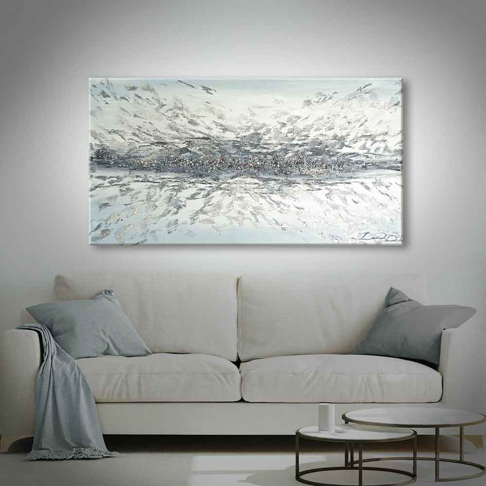 Quadro dipinto a mano con un orizzonte chiaro e riflessi delicati, sospeso sopra un divano moderno in un ambiente luminoso e accogliente.