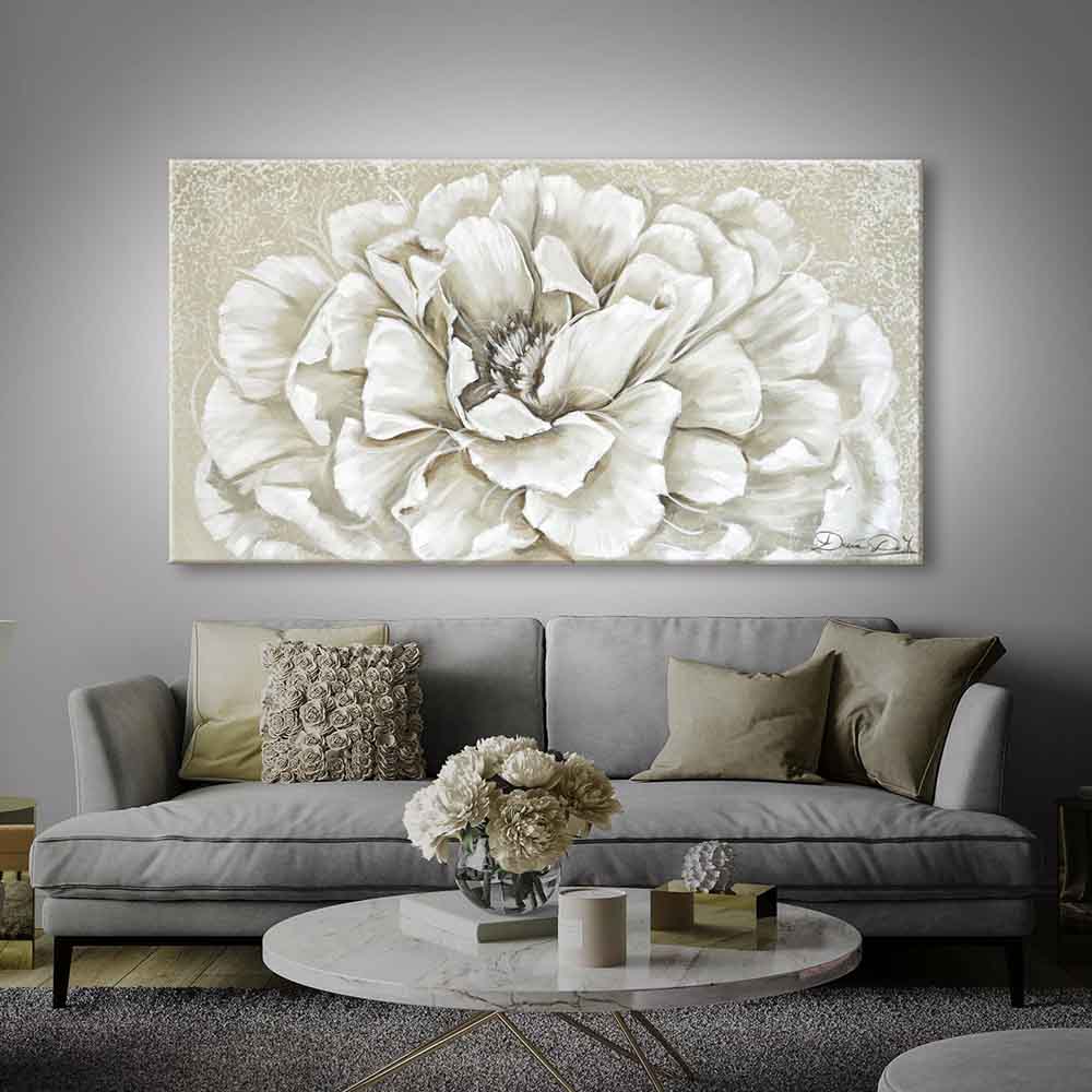 Quadro dipinto a mano con peonia bianca, pennellate soffici su sfondo chiaro, incorniciato in un raffinato soggiorno contemporaneo.