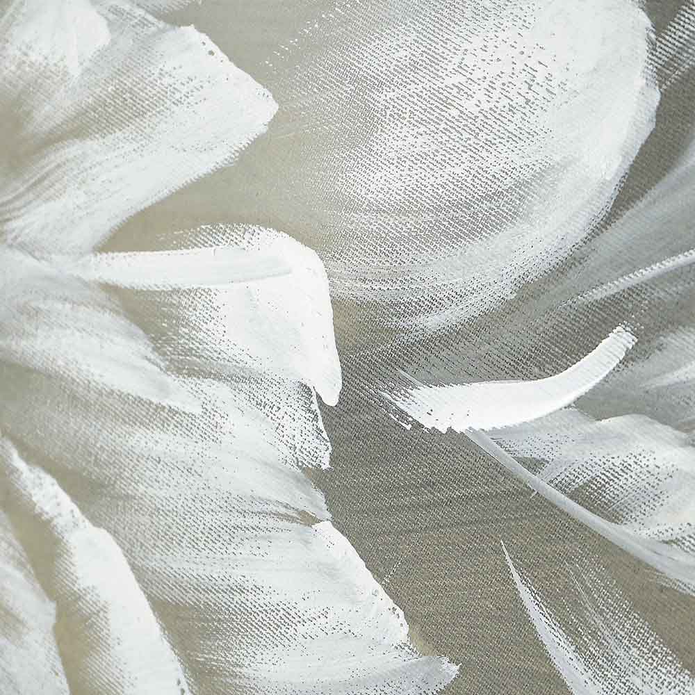 Dettagli del quadro dipinto a mano con peonie bianche, immagine ravvicinata che evidenzia la texture della pittura e i dettagli floreali.