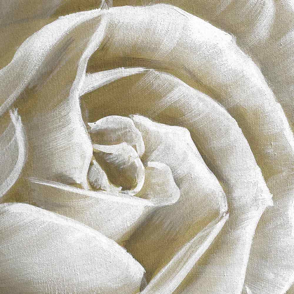 Dettagli ravvicinati di un quadro dipinto a mano con una rosa bianca, che mette in risalto la delicatezza dei petali.