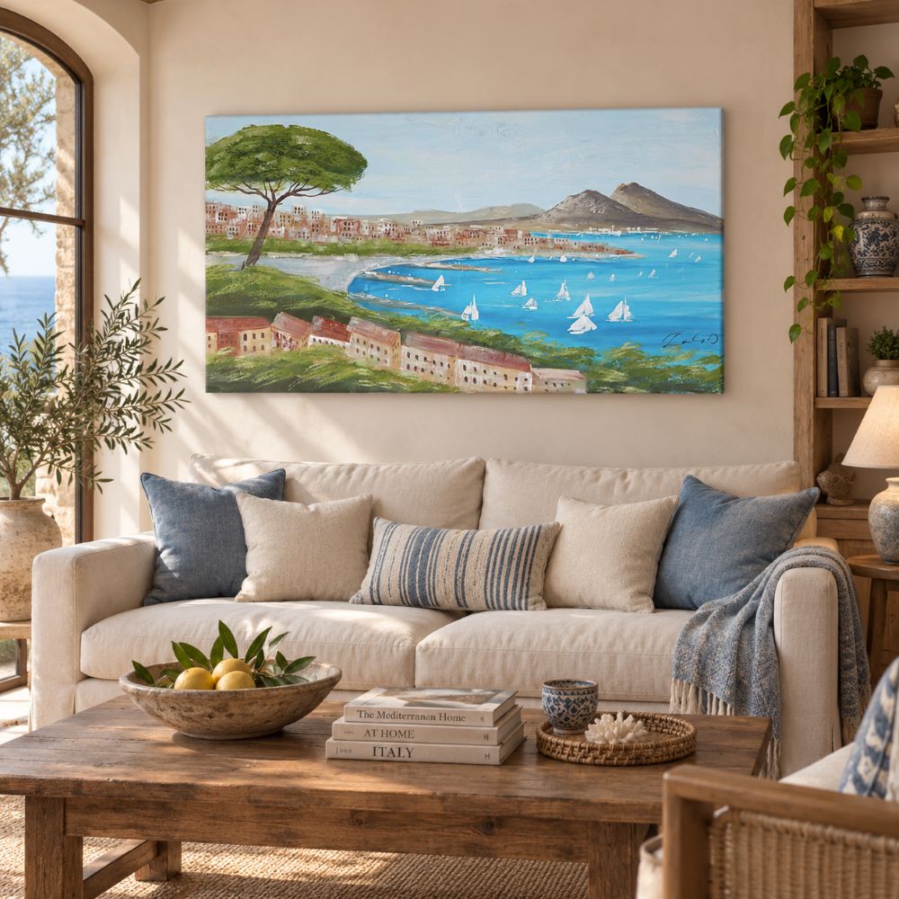 Quadro Golfo di Napoli dipinto a mano, ambientato sopra un divano in un soggiorno in stile mediterraneo con tonalità chiare e dettagli blu.