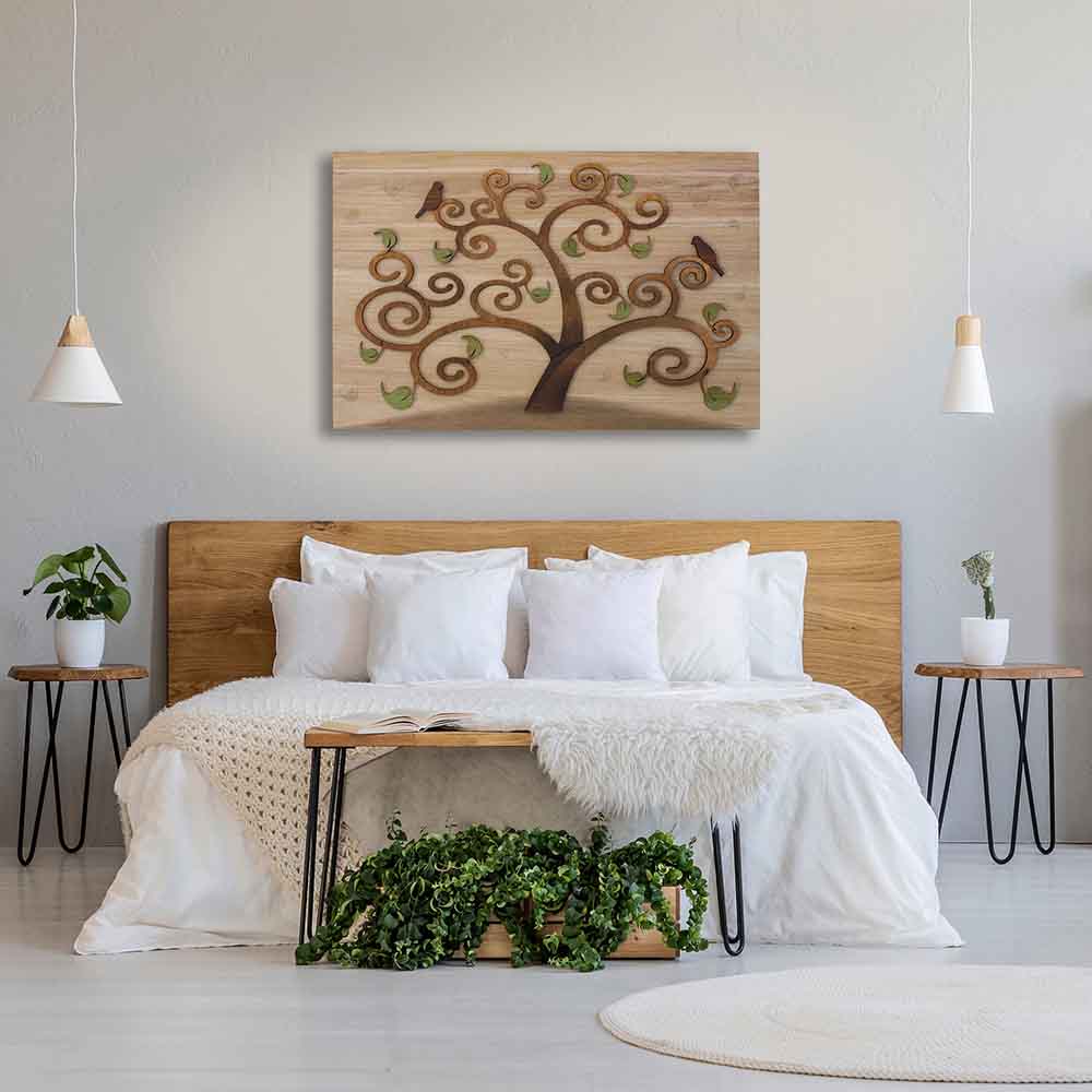 Quadro in legno a rilievo incorniciato con albero della vita dai dettagli raffinati, appeso in una camera accogliente.