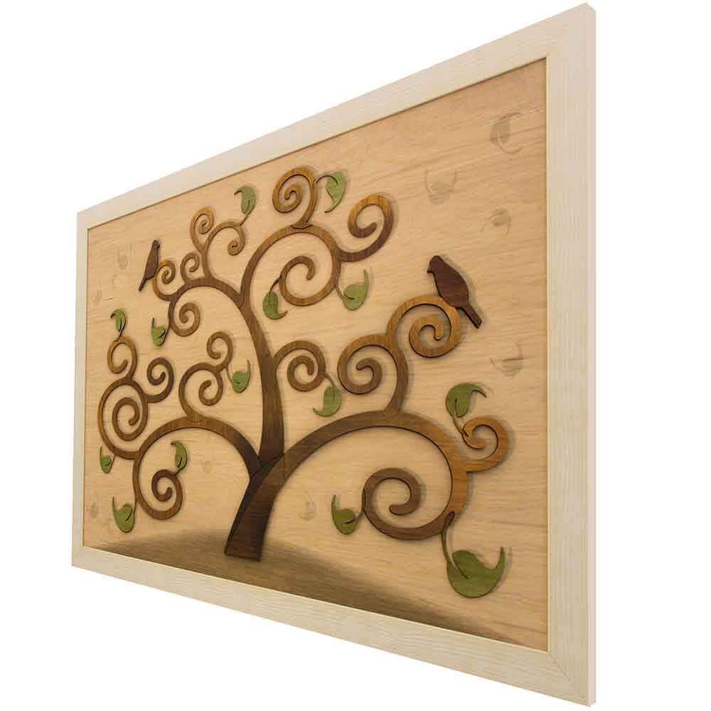 Vista laterale di un quadro in legno incorniciato a rilievo con albero della vita, visione prospettica per dare profondità al quadro.