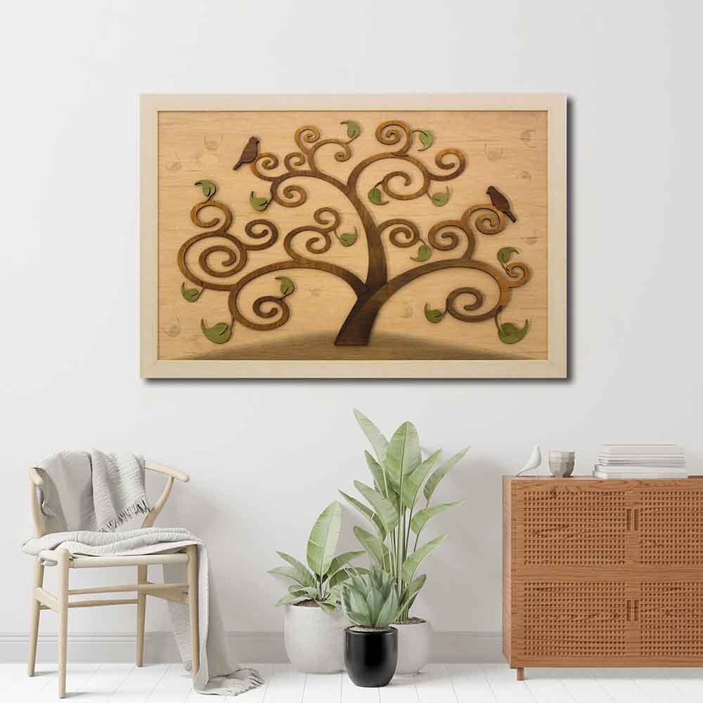 Quadro in legno a rilievo con cornice, decorato con un albero della vita intagliato su legno, rami scuri con foglie verdi, posizionato in un soggiorno.