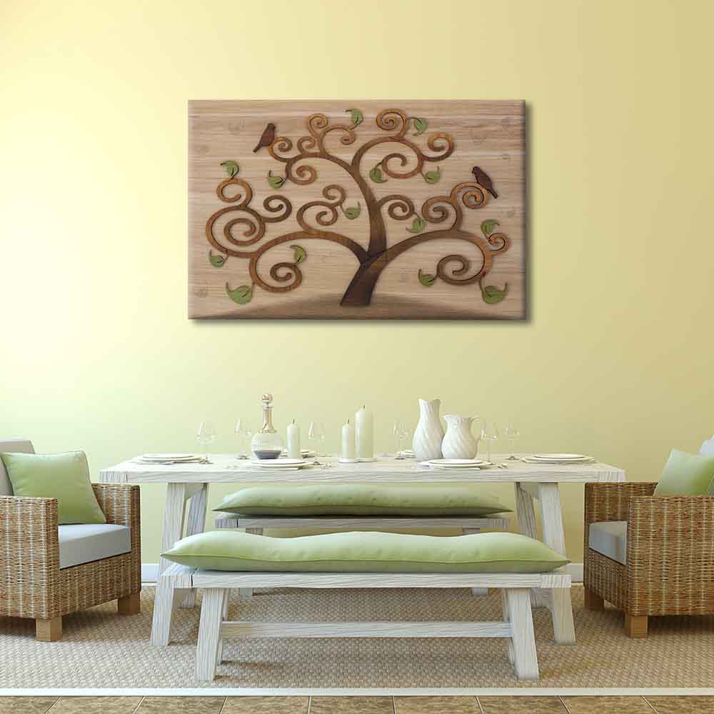 Quadro in legno a rilievo con albero della vita stilizzato, appeso su una parete della cucina per un tocco decorativo.