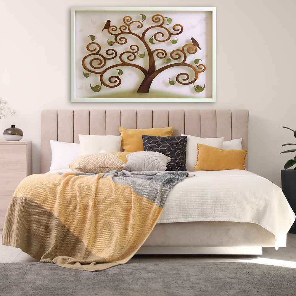 Quadro in legno a rilievo con cornice, un albero della vita intagliato al centro, montato su plexiglass trasparente. Ambientato in una camera da letto.