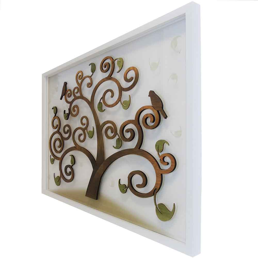 Dettaglio laterale di quadro in legno a rilievo con albero della vita su plexiglass, con effetto tridimensionale.