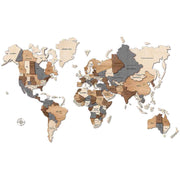 Planisfero in legno a rilievo composto da pezzi multicolore che raffigurano i continenti e i loro paesi. Applicato al muro senza pannello posteriore.
