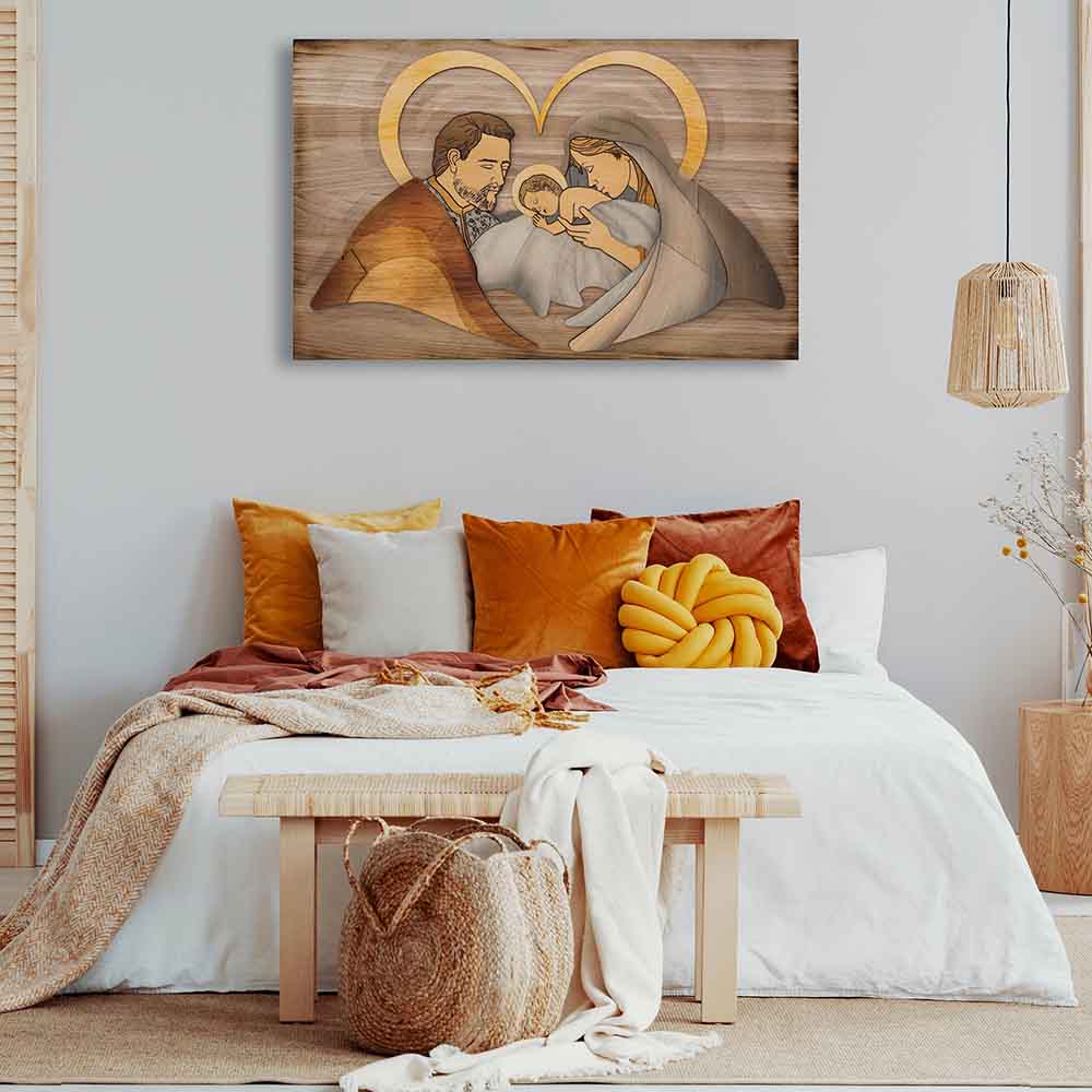 Quadro in legno a rilievo raffigurante la Sacra Famiglia, appeso in una camera dall’atmosfera calda e accogliente.