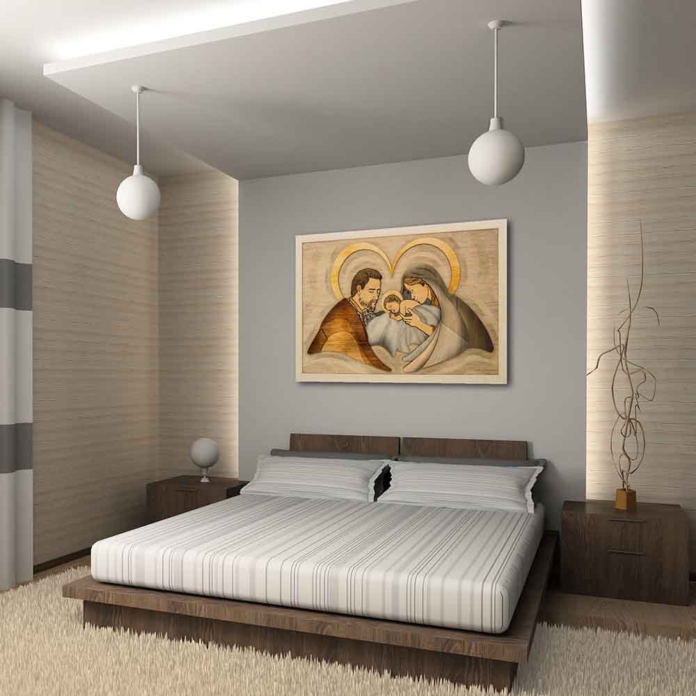 Quadro in legno a rilievo decorato dalla presenza della Sacra Famiglia, incorniciato con eleganza e posizionato sopra un letto matrimoniale.