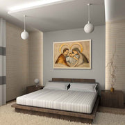 Quadro in legno a rilievo decorato dalla presenza della Sacra Famiglia, incorniciato con eleganza e posizionato sopra un letto matrimoniale.