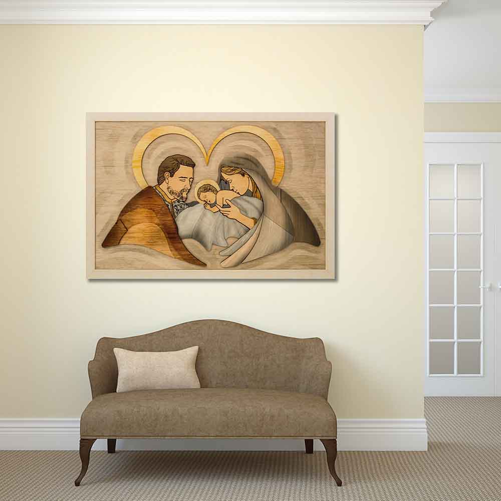 Quadro in legno a rilievo con Sacra Famiglia incorniciata, appeso in un soggiorno elegante.