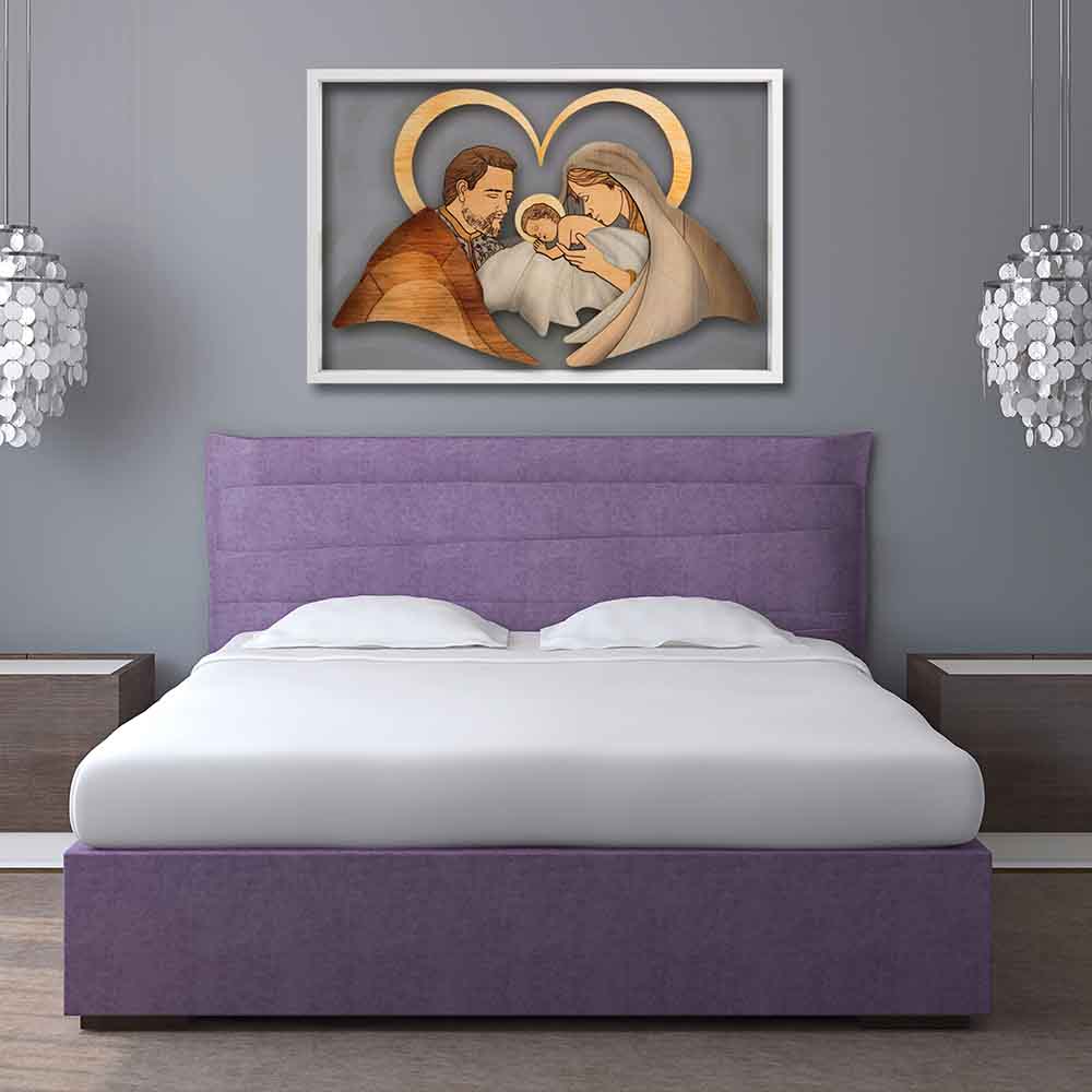 Quadro in legno a rilievo con Sacra Famiglia su plexiglass trasparente, montato in una camera moderna.