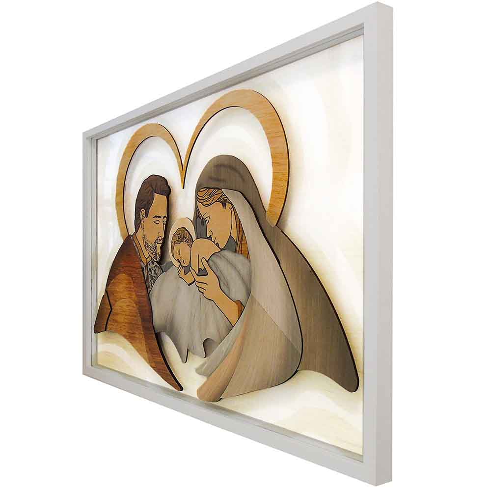 Dettaglio laterale di quadro in legno a rilievo con Sacra Famiglia su plexiglass, con effetto tridimensionale.