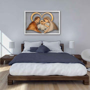 Quadro in legno a rilievo con Sacra Famiglia su plexiglass, posizionato sopra un letto matrimoniale.