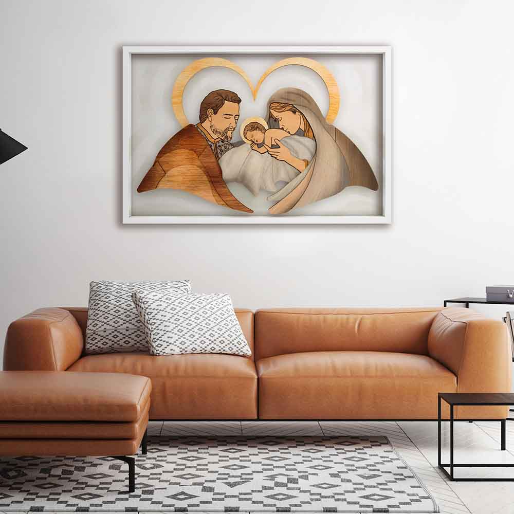 Quadro in legno a rilievo con Sacra Famiglia su plexiglass, appeso in un soggiorno con arredi raffinati.
