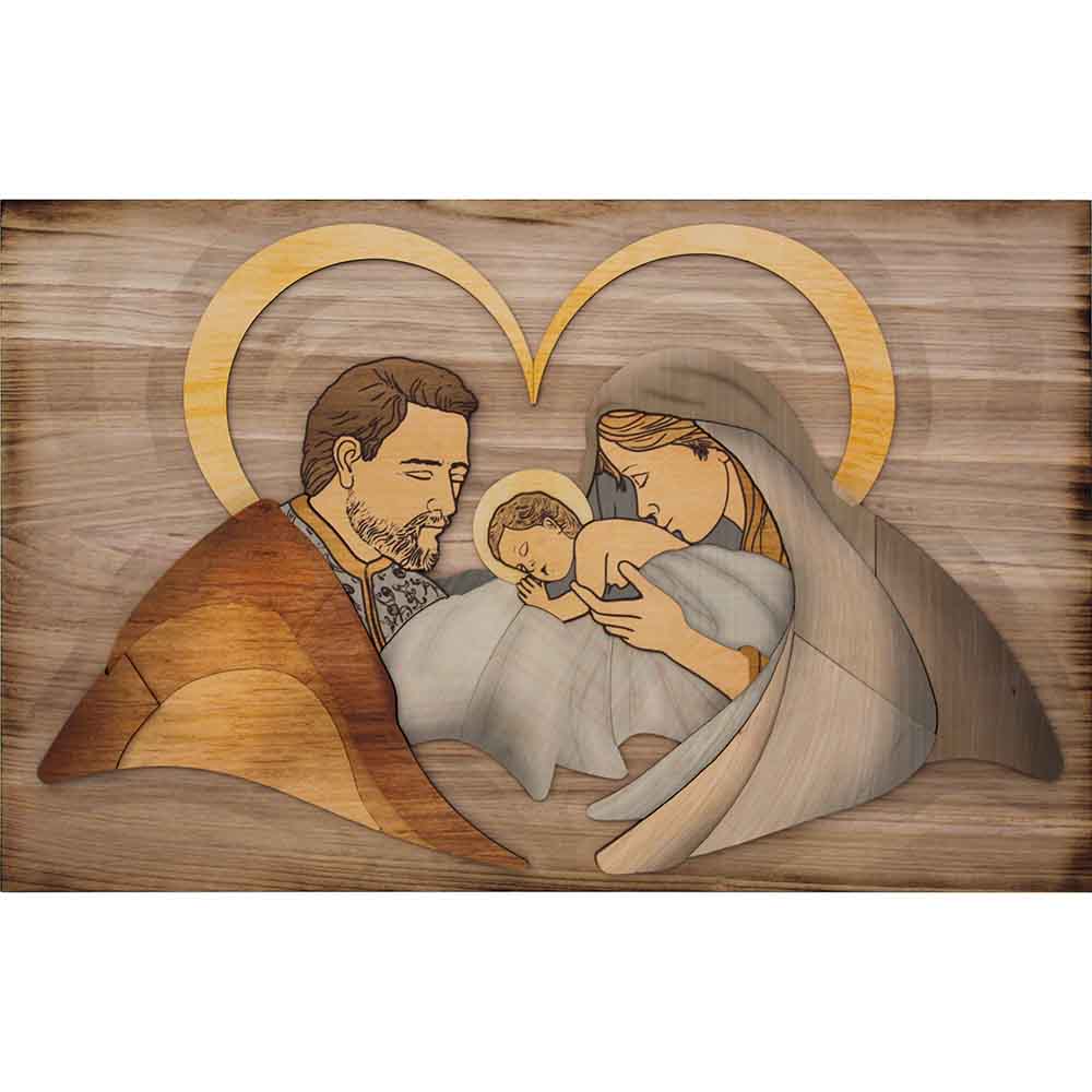 Quadro in legno con Sacra Famiglia in rilievo, Maria e Giuseppe accanto al Bambino. Un cuore dorato incornicia la scena su pannello in legno naturale.