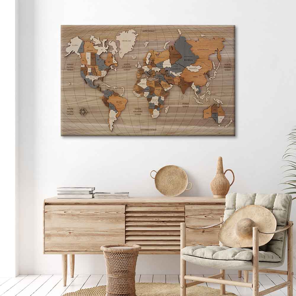 Quadro in legno a rilievo composto da una mappa del mondo tridimensionale, montato su un pannello in legno e appeso in una camera moderna.
