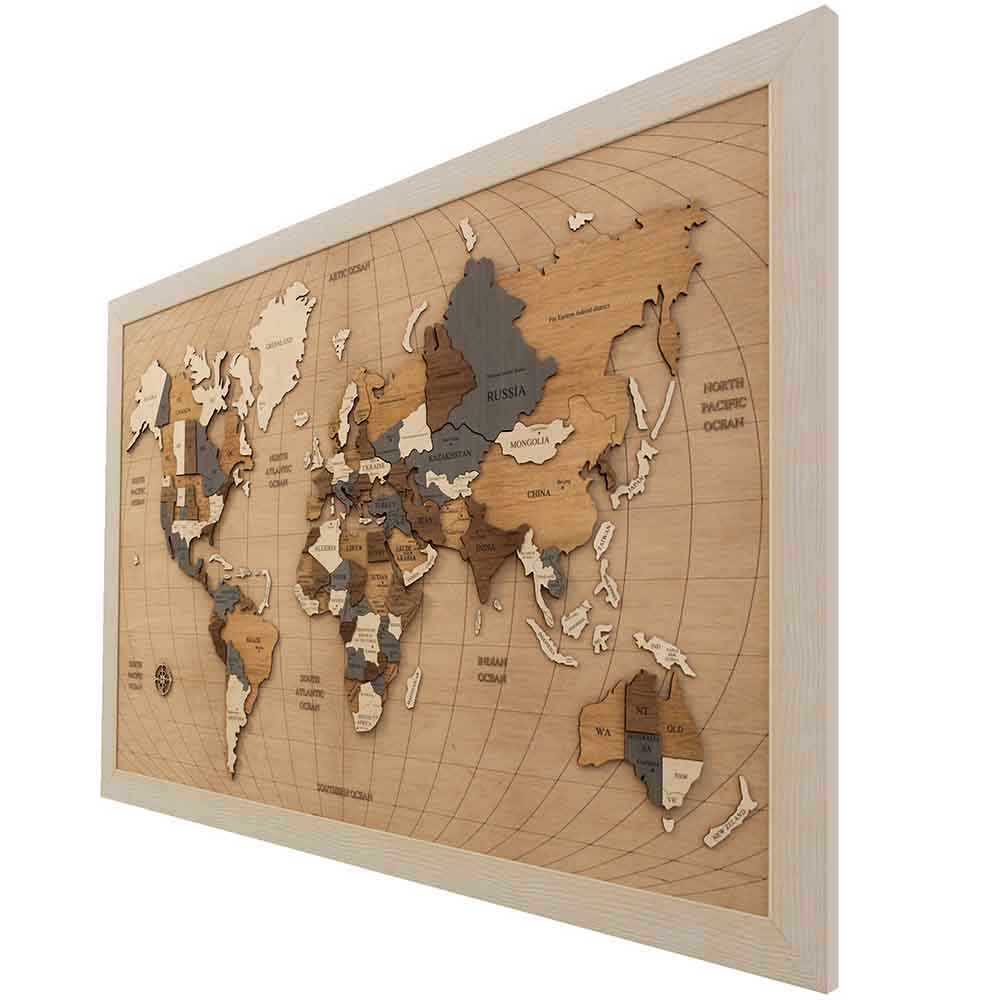 Vista laterale di un quadro in legno a rilievo dove è raffigurato la mappa del mondo, il tutto racchiuso da una cornice in legno elegante.