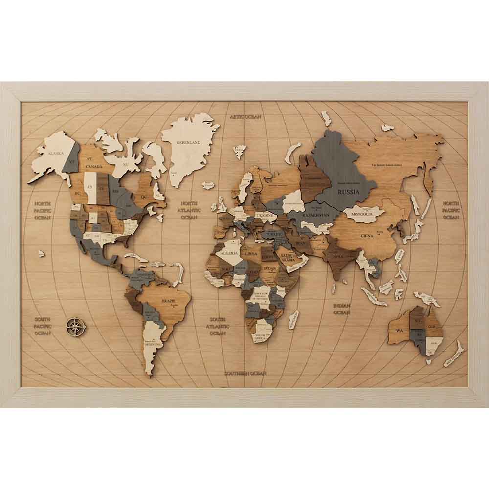 Quadro in legno a rilievo con mappa del mondo, intagliato su pannello in legno chiaro con dettagli incisi.