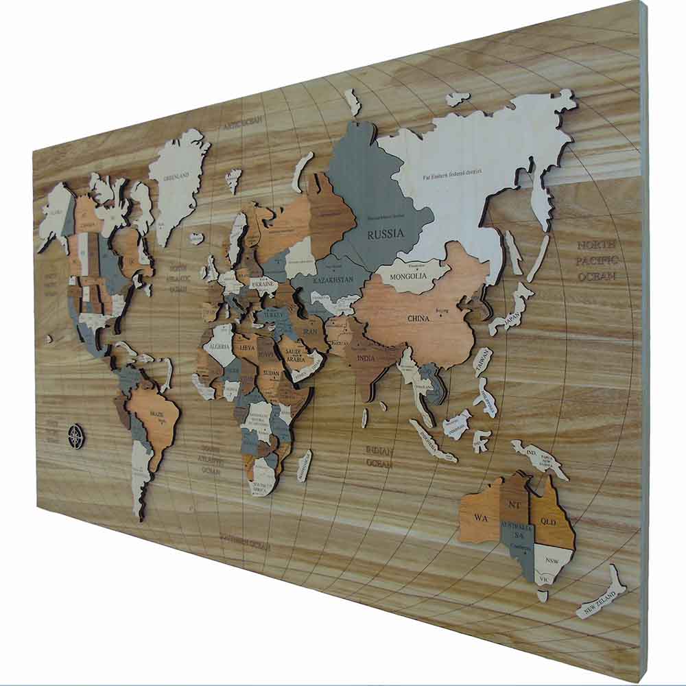 Vista laterale di un quadro su pannello in legno con mappa del mondo a rilievo,  rilievi incisi e dettagli ben definiti.