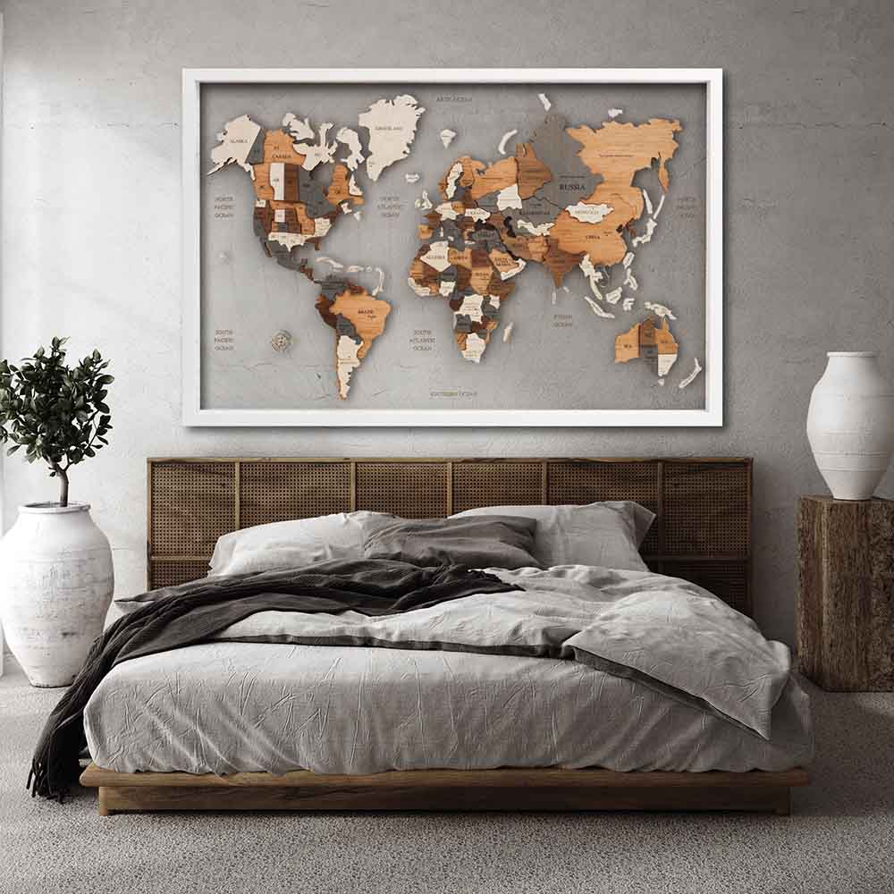 Quadro in legno con mappa del mondo a rilievo su plexiglass trasparente, appeso in una camera dal design moderno.