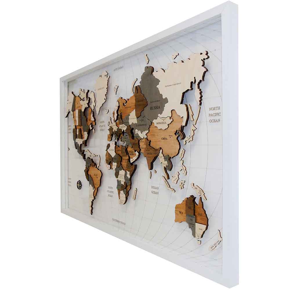 Dettaglio laterale di quadro in legno a rilievo con mappa del mondo su plexiglass, evidenziando la profondità dell’intaglio.