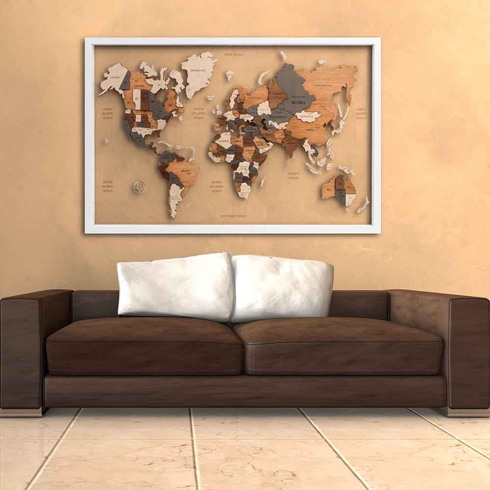Quadro in legno a rilievo con mappa del mondo su plexiglass, posizionato sopra un divano in un salotto elegante.