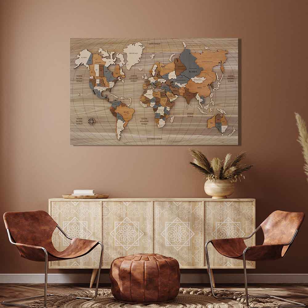 Quadro in legno a rilievo con mappa del mondo, appeso in un soggiorno arredato in stile contemporaneo.
