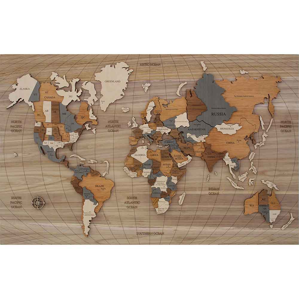 Quadro in legno con mappa del mondo in rilievo su pannello, con paesi in diverse tonalità e sfondo decorato con linee di latitudine e una bussola.