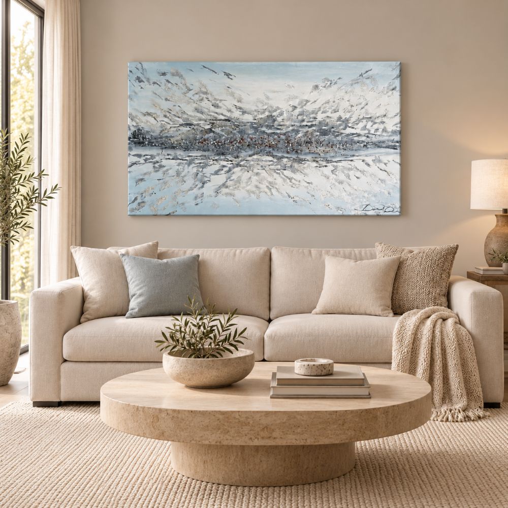 Quadro Orizzontale dipinto a mano, ambientato in un soggiorno moderno e luminoso dai toni neutri.