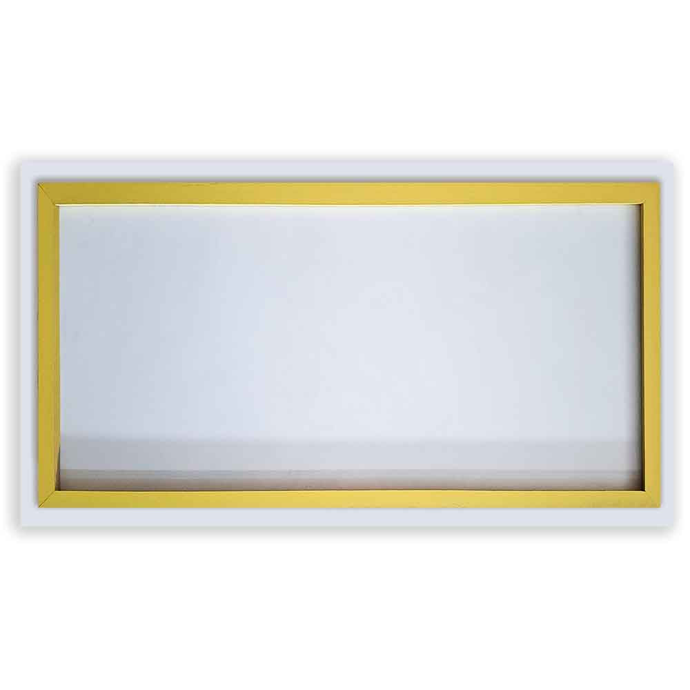 Retro di un quadro in plexiglass con cornice gialla e sfondo chiaro