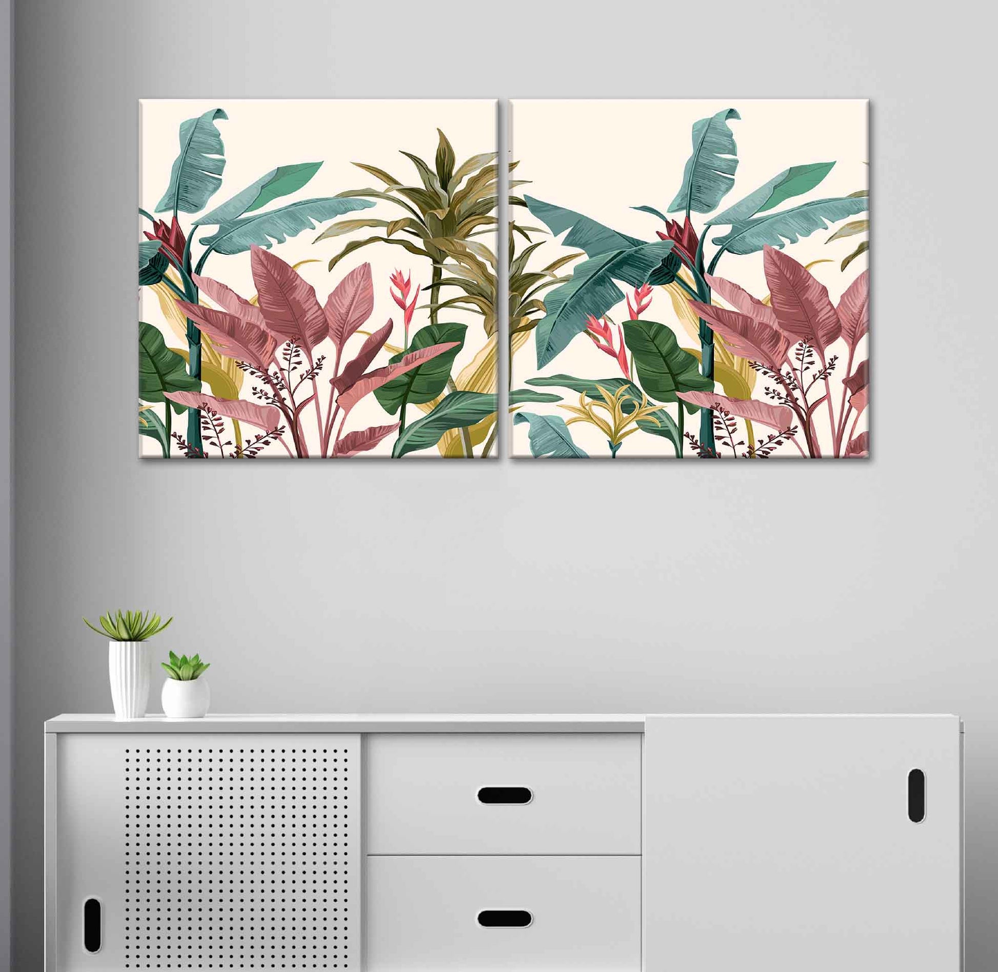 Set di quadri su tela con foglie di banano rosse e verdi, ambientato in un soggiorno moderno e accogliente.
