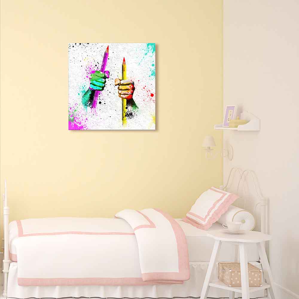 Quadro su tela raffigurante delle mani che impugnano matite colorate, posizionato in una camera per un tocco emotivo e simbolico.
