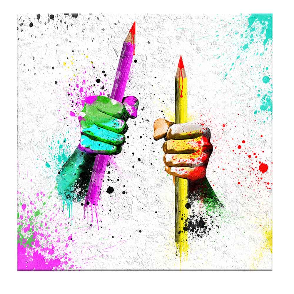 Quadro su tela con due mani colorate che stringono matite rosse, tra schizzi di colore vivaci su sfondo bianco, simbolo di espressione artistica.