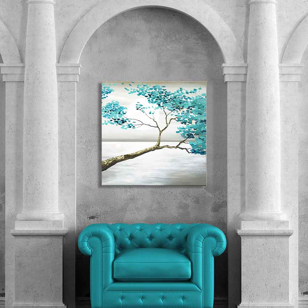 Quadro su tela con ramo e foglie azzurre appeso su parete con poltrona blu, combinando tonalità fresche per un ambiente raffinato.