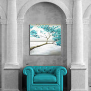 Quadro su tela con ramo e foglie azzurre appeso su parete con poltrona blu, combinando tonalità fresche per un ambiente raffinato.