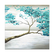Quadro su tela con un ramo d'albero proteso sopra un un lago, foglie azzurre che creano un'atmosfera elegante e serena.