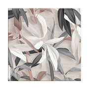 Quadro su tela con eleganti foglie bianche e beige su sfondo neutro con scritte decorative, creando un effetto raffinato e armonioso.