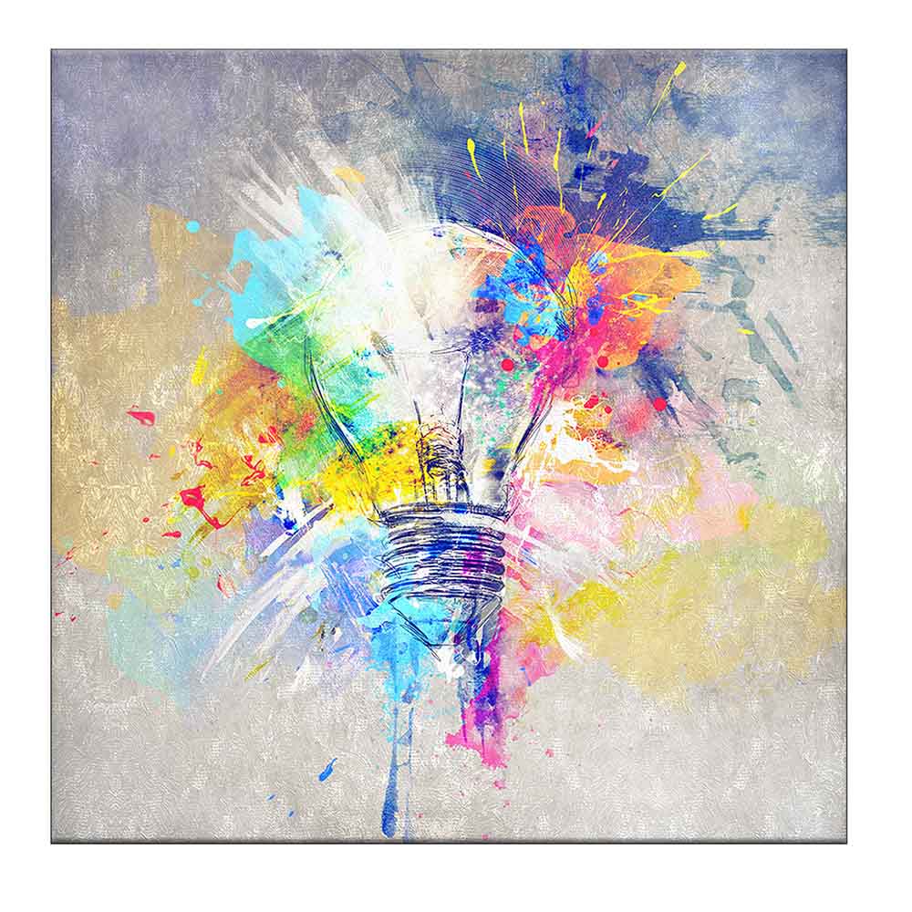Quadro su tela con una lampadina da cui emergono schizzi di colore vivaci su sfondo chiaro, simbolo di creatività ed energia innovativa.