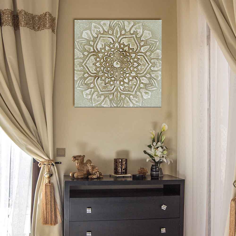 Quadro su tela con mandala beige e marrone appeso in una camera dai toni neutri, creando un'atmosfera rilassante e sofisticata.