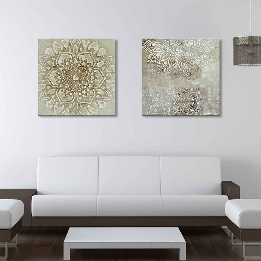 Quadro su tela con mandala beige e marrone appeso sopra una cassettiera nera in un soggiorno elegante, aggiungendo un tocco decorativo raffinato.