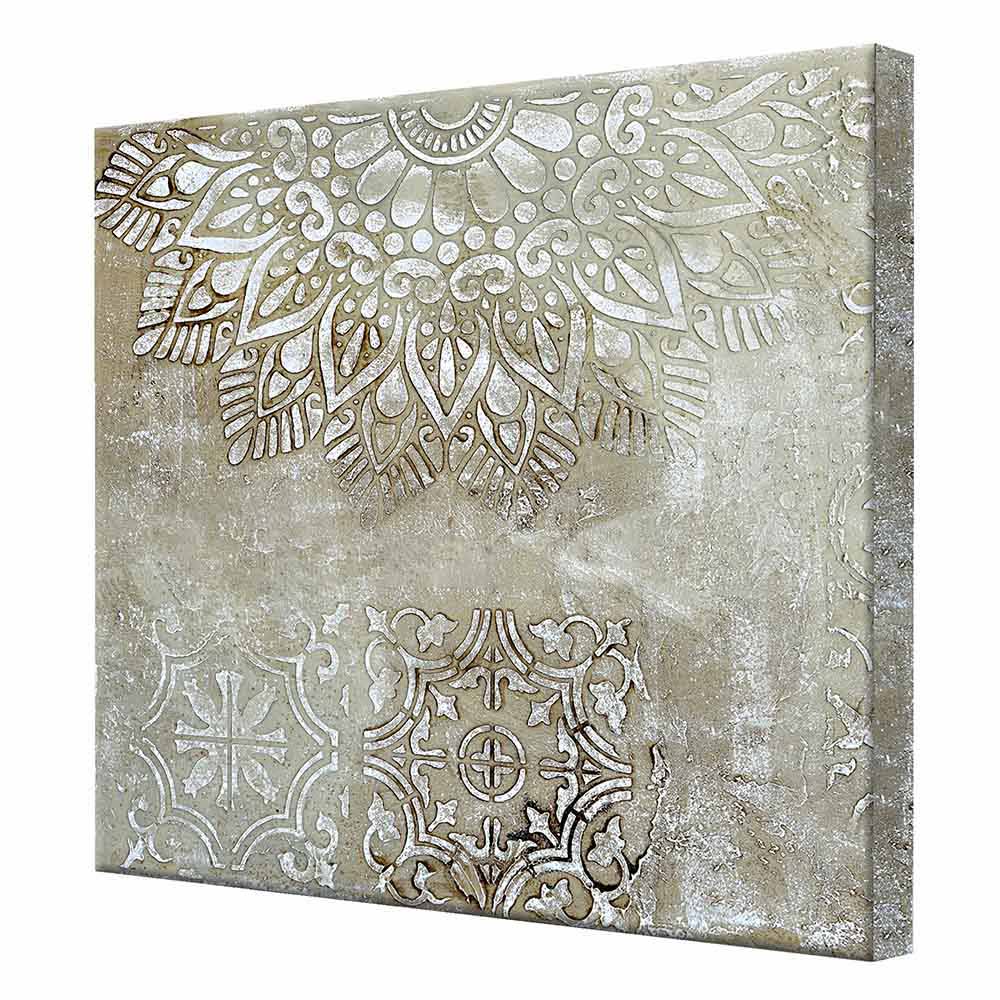 Quadro su tela con elementi decorativi beige e marrone, visto da una prospettiva laterale, valorizzando i dettagli e la texture materica.