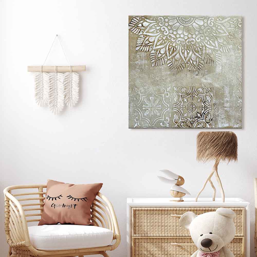 Quadro su tela con motivi decorativi beige e marrone appeso su una parete chiara, aggiungendo un tocco artistico a un ambiente moderno.