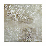 Quadro su tela con motivi decorativi beige e marrone, tra elementi floreali e geometrici su sfondo materico, ideale per interni raffinati.