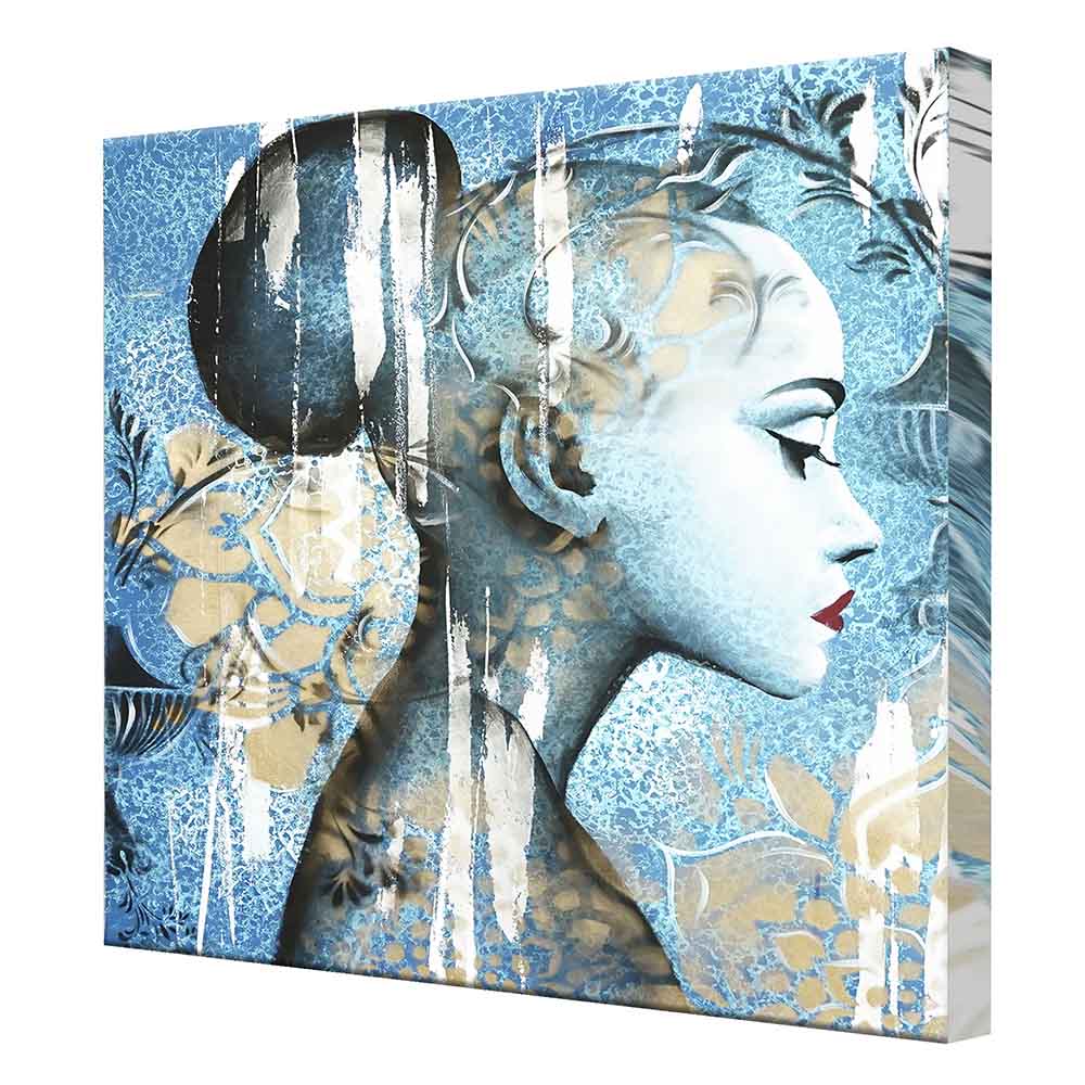 Vista laterale di quadro in tela con donna blu di profilo destro, fondo azzurro e decori floreali sabbia e bianchi.