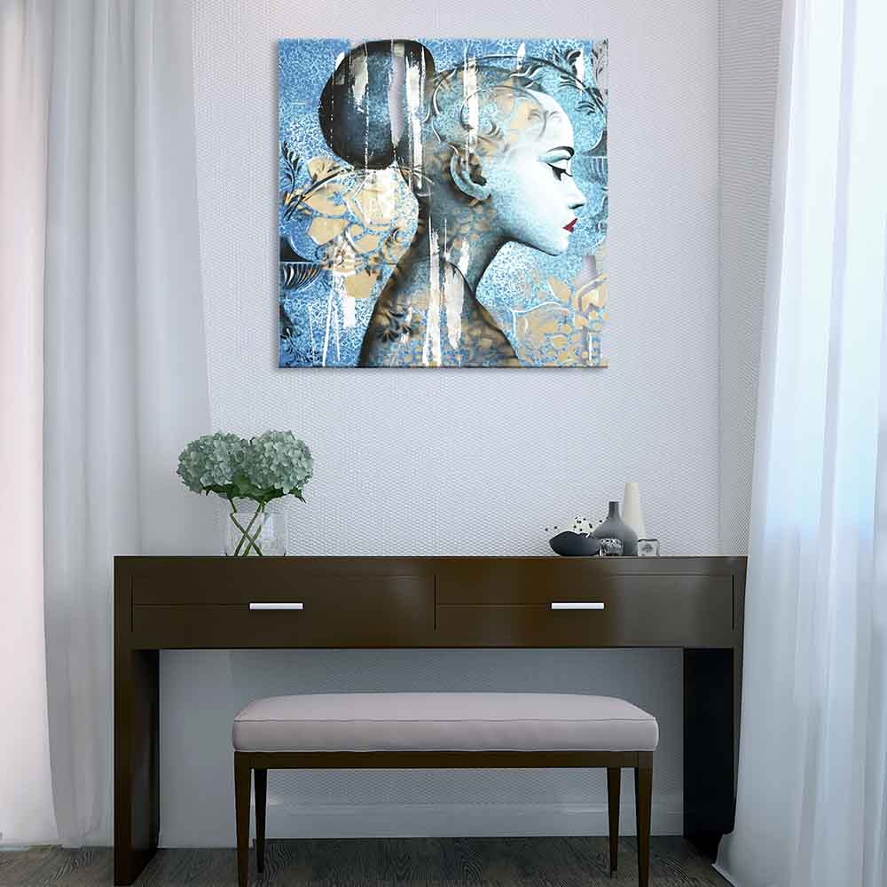 Quadro su tela con figura femminile blu di profilo destro, motivi floreali beige e texture a contrasto su sfondo blu.