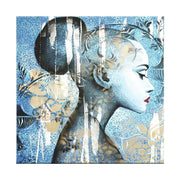 Quadro su tela con figura femminile blu di profilo destro, motivi floreali beige e texture a contrasto su sfondo blu.